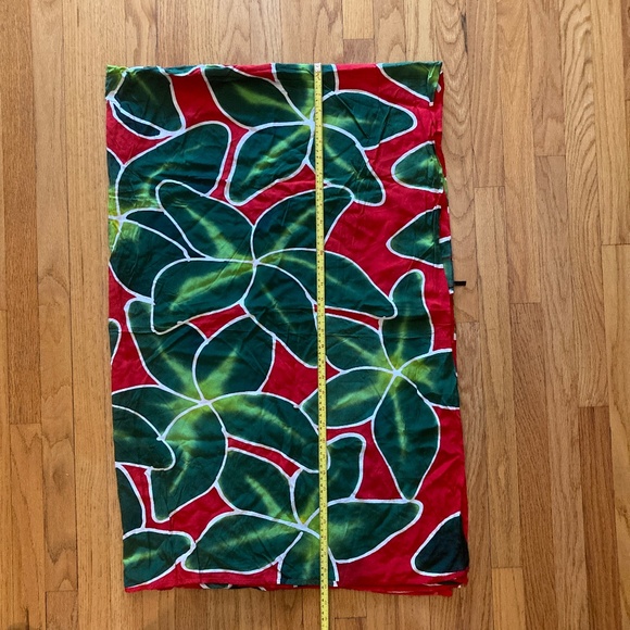 Sarong in Red and Green by La Pareo Company NWOT 44 x 66 - Picture 4 of 4
